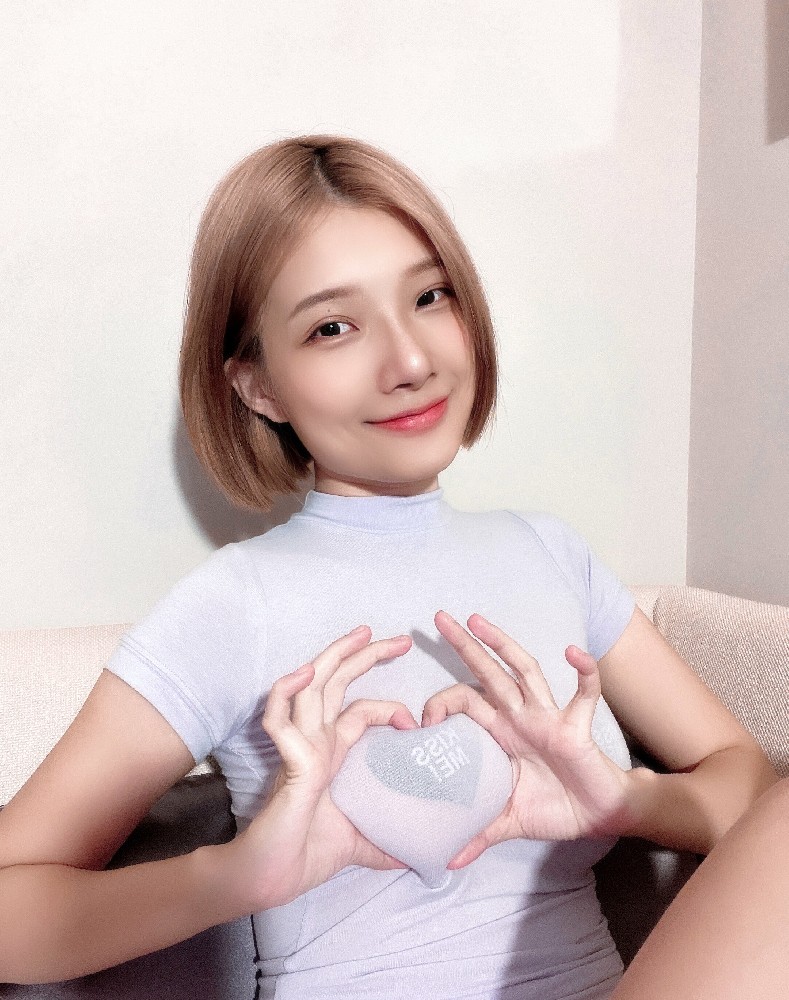 G223 照片638张 视频249个 同人私密 年轻气质少妇 生活日常 大尺度 做ai自拍 居家大尺度 自娱自乐 适合虚拟视频